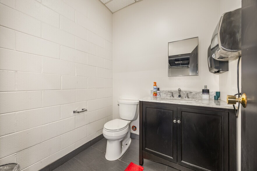 More Photos Of 304 Howard Ave, Des Plaines Light Distribution For Sale