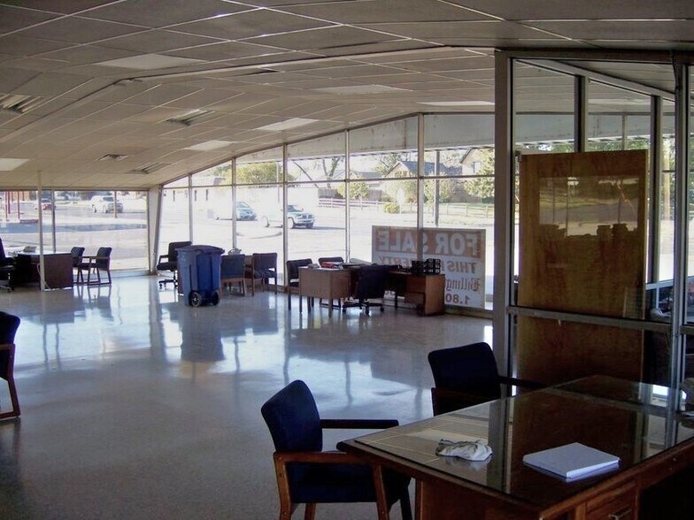 More Photos Of 1313 W 5th St, Plainview Auto Repair For Sale