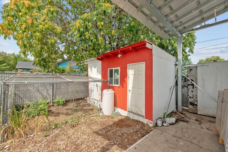 More Photos Of 8705 SE Foster Rd, Portland Manufacturing For Sale