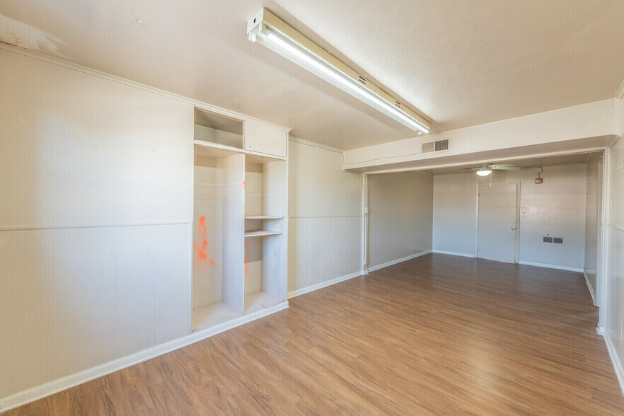 More Photos Of 910 Manor Dr, San Antonio Storefront For Sale