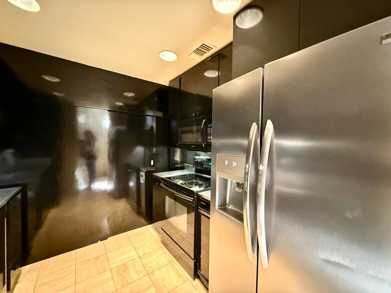 More Photos Of 1020 Navarro St, San Antonio General Retail For Lease