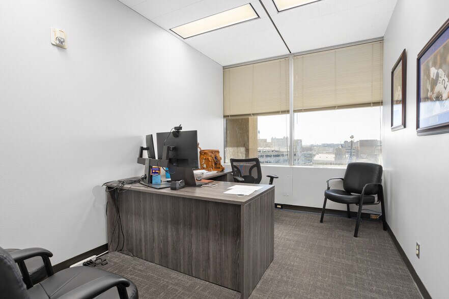 More Photos Of 500 W 7th St, Fort Worth Office For Sale