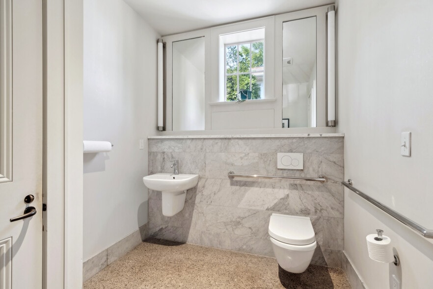 More Photos Of 2200 Prytania St, New Orleans Loft Creative Space For Sale