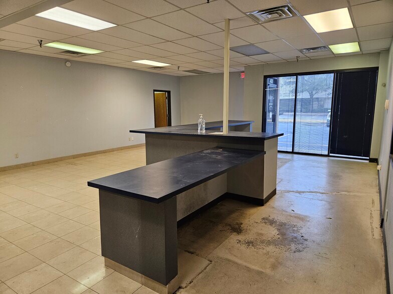 More Photos Of 4116-4118 Will Rogers Pky, Oklahoma City Distribution For Lease