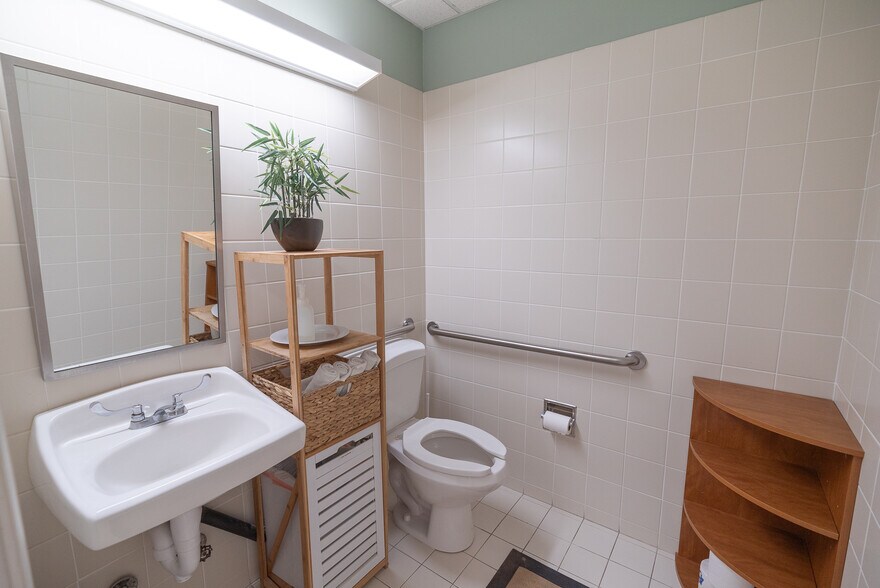 More Photos Of 1732 NE 26th St, Wilton Manors Office For Lease