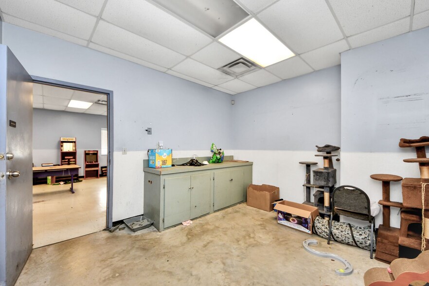 More Photos Of 10814 Woodedge Dr, Houston Warehouse For Sale