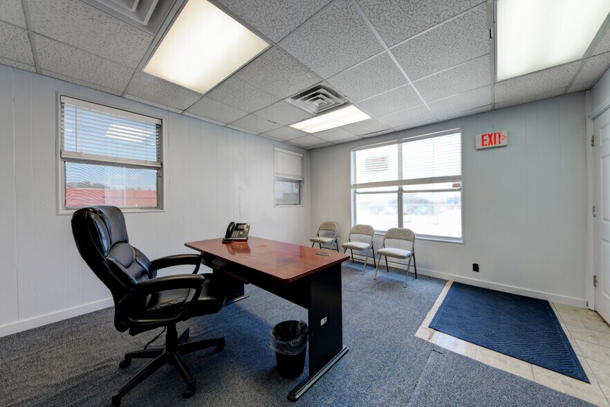 More Photos Of 113 W Lindbergh Blvd, Universal City Service For Sale