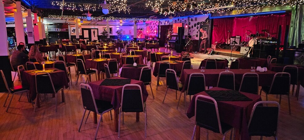 More Photos Of 22 Ash Swamp Rd, Newmarket Theater Concert Hall For Lease