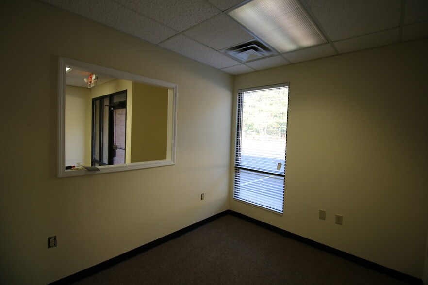 More Photos Of 297 Industrial Park Dr, Lawrenceville Warehouse For Lease