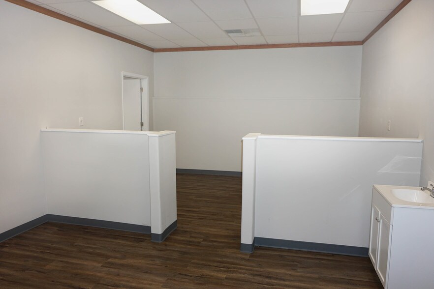 More Photos Of 1126 Old Route 66, Saint Robert Office For Sale