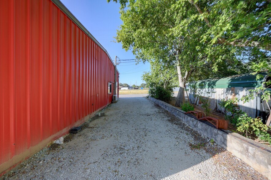 More Photos Of 1301 & 1307 Main St, Blanco Light Distribution For Sale