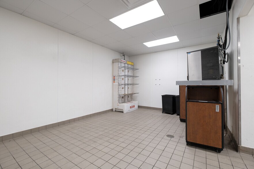 More Photos Of 101 W Lind St, Mankato Fast Food For Lease