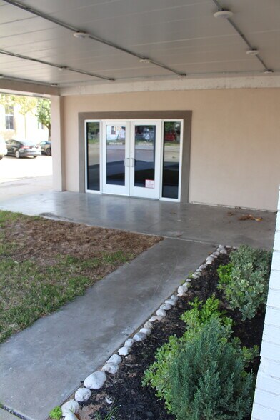 More Photos Of 302 W Defee Ave, Baytown Specialty For Sale