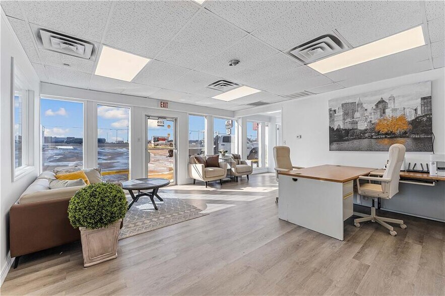 More Photos Of 2105 S Thompson St, Springdale Light Distribution For Sale