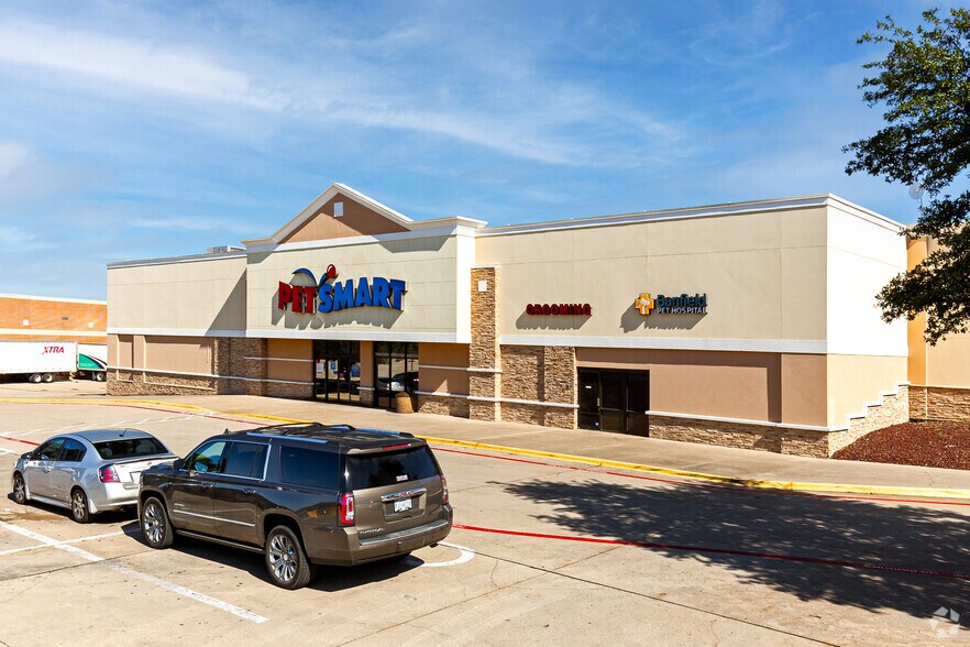 More Photos Of 6801-7049 Ridgmar Meadow Rd, Fort Worth Unknown For Lease