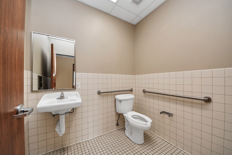 More Photos Of 3521 Town Center Blvd, Sugar Land Medical For Lease