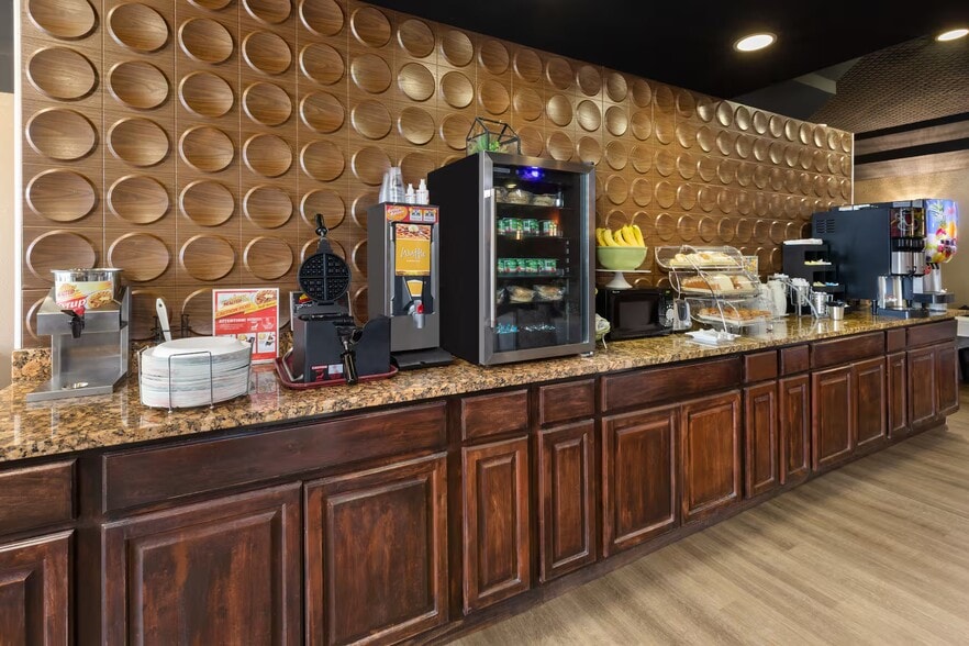 More Photos Of 2537 Rochester Ct, Troy Hotel For Sale