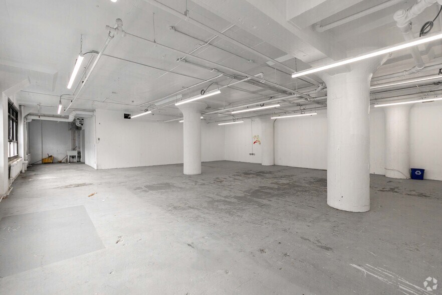 More Photos Of 47-09 30th St, Long Island City Light Manufacturing For Lease