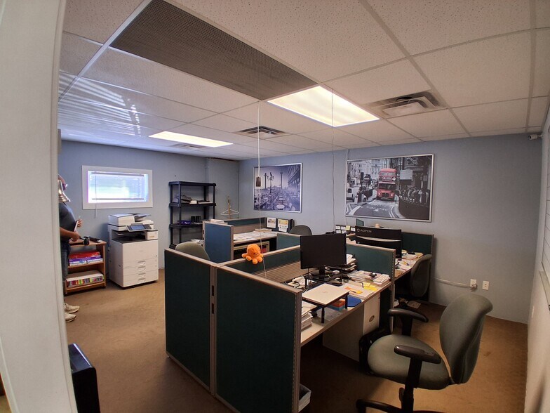 More Photos Of 2071 S Wellington Rd, Nanaimo Warehouse For Lease