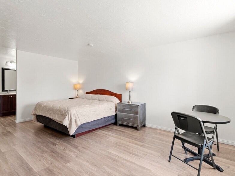 More Photos Of 307 S Main St, Huntington Hotel For Sale