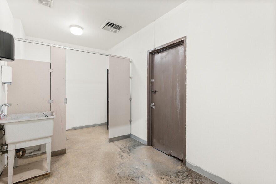 More Photos Of 3265 E 59th St, Long Beach Warehouse For Sale