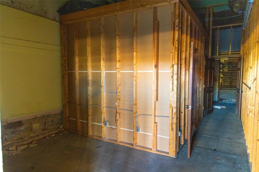 More Photos Of 1020 Halsell St, Bridgeport Flex For Sale