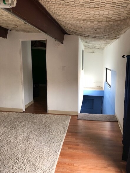 More Photos Of 11166 Ables Ln, Dallas Warehouse For Lease