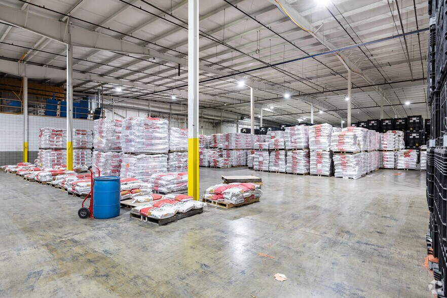 More Photos Of 823 Aaron Pky, Centralia Manufacturing For Sale