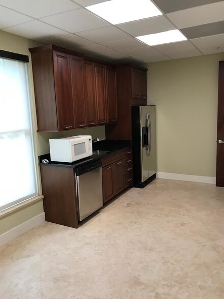 More Photos Of 862-868 102nd Ave N, Naples Office For Sale