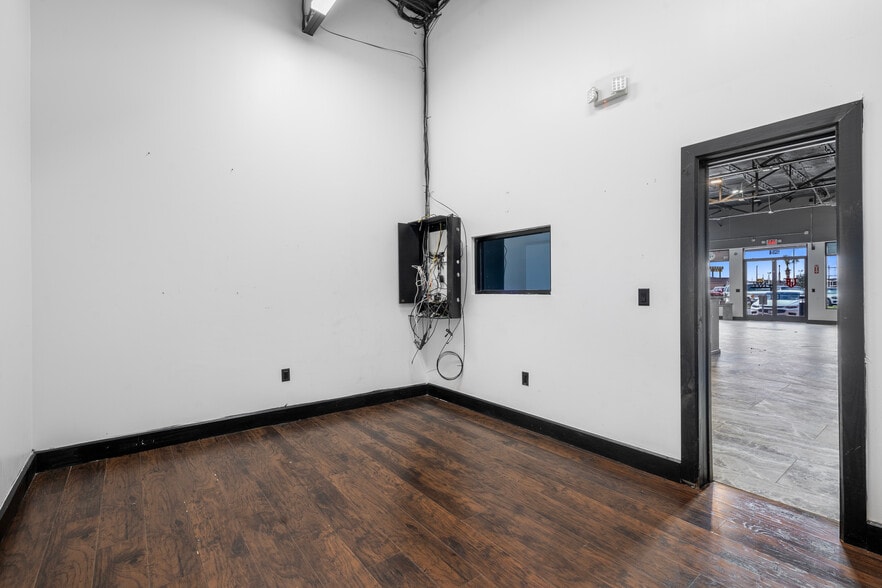 More Photos Of 1520 College Ave, South Houston Storefront For Lease