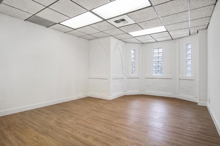 More Photos Of 3099 N Lima St, Burbank Flex For Lease
