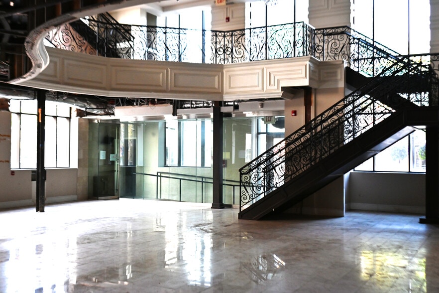 More Photos Of 400 S Main St, Royal Oak Storefront Retail Office For Sale