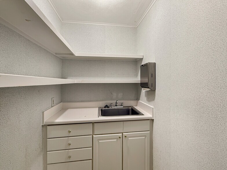 More Photos Of 420 Durant St, South Hill Office For Sale