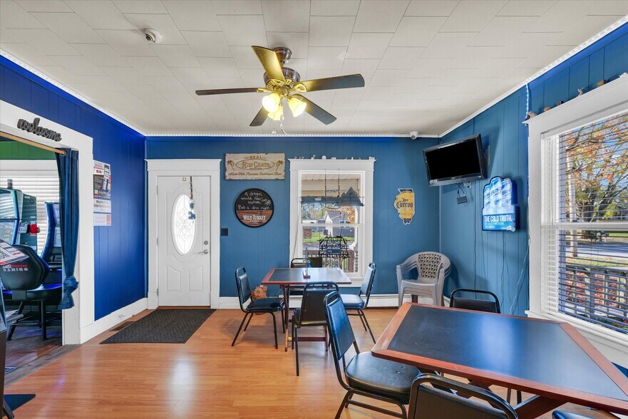 More Photos Of 207 E Main St, Toledo Bar For Sale