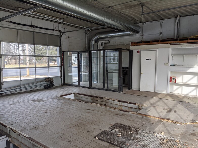 More Photos Of 212 S Kennedy, Bradley Auto Repair For Lease