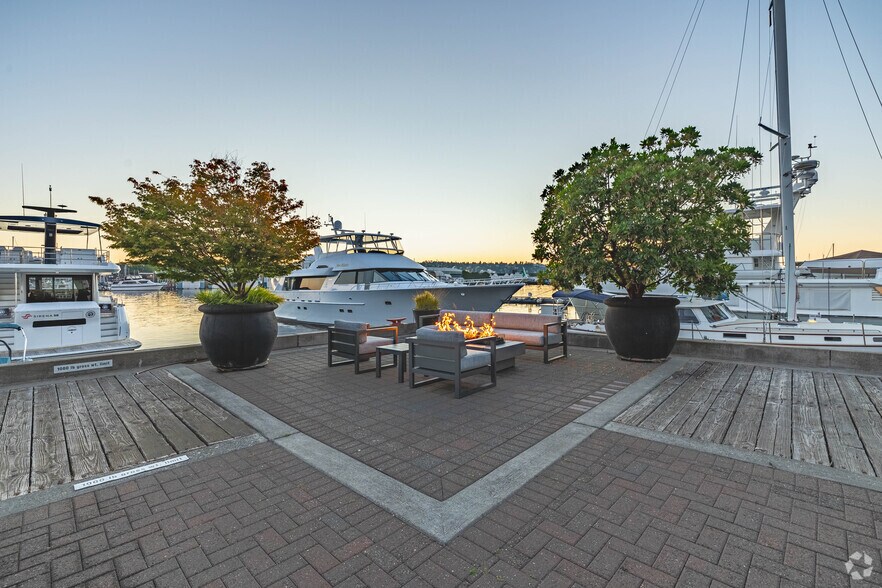 More Photos Of 2284-2360 W Commodore Way, Seattle Office For Lease