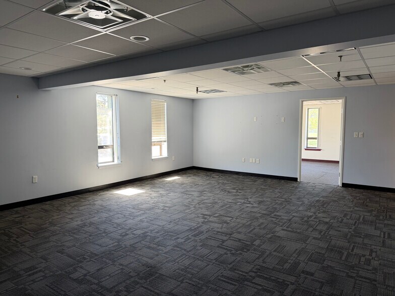 More Photos Of 185 New Boston St, Woburn Manufacturing For Lease