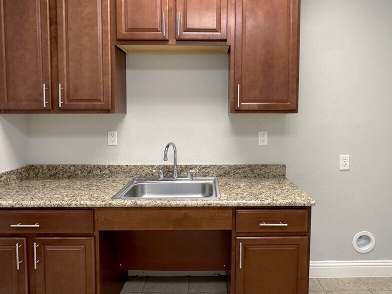 More Photos Of 1402 S Custer Rd, McKinney Medical For Lease