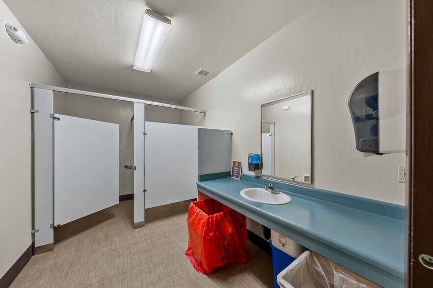 More Photos Of 209 N Pacific Hwy, Talent General Retail For Sale