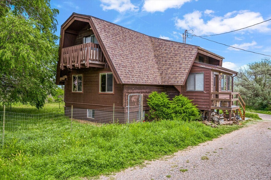 More Photos Of 1335 S Kio St, Watkins Veterinarian Kennel For Sale