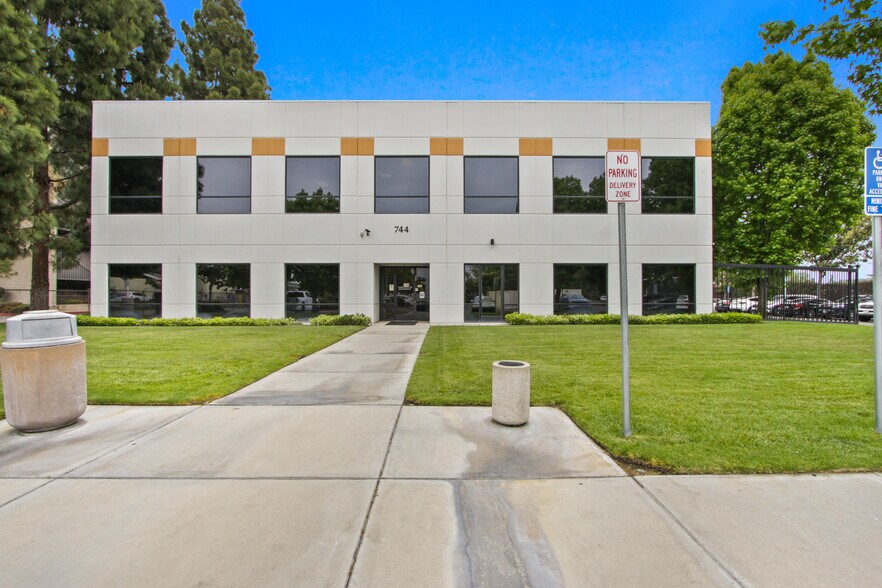 More Photos Of 744 N Eckhoff St, Orange Office For Lease