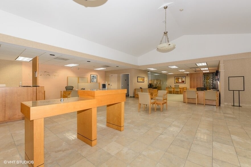 More Photos Of 275 S Roselle Rd, Schaumburg Bank For Sale