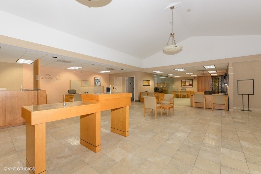 More Photos Of 275 S Roselle Rd, Schaumburg Bank For Sale