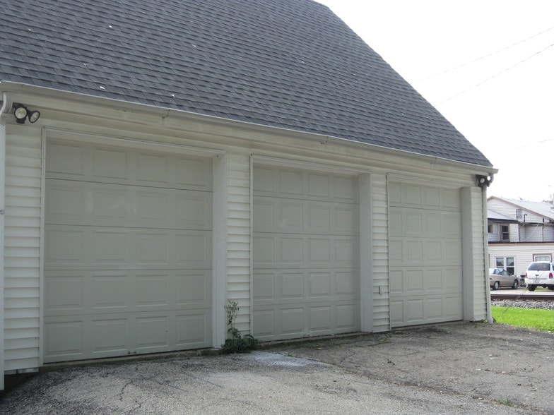 More Photos Of 215 N Waukegan Rd, Lake Bluff Convenience Store For Sale