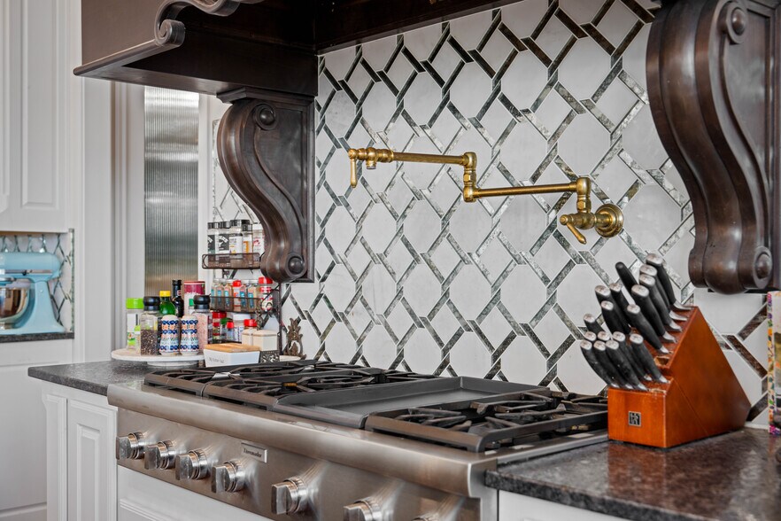 More Photos Of 741 County Road 159, Kenedy Flex For Sale