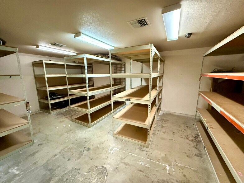 More Photos Of 5607 Kenwick St, San Antonio Showroom For Lease