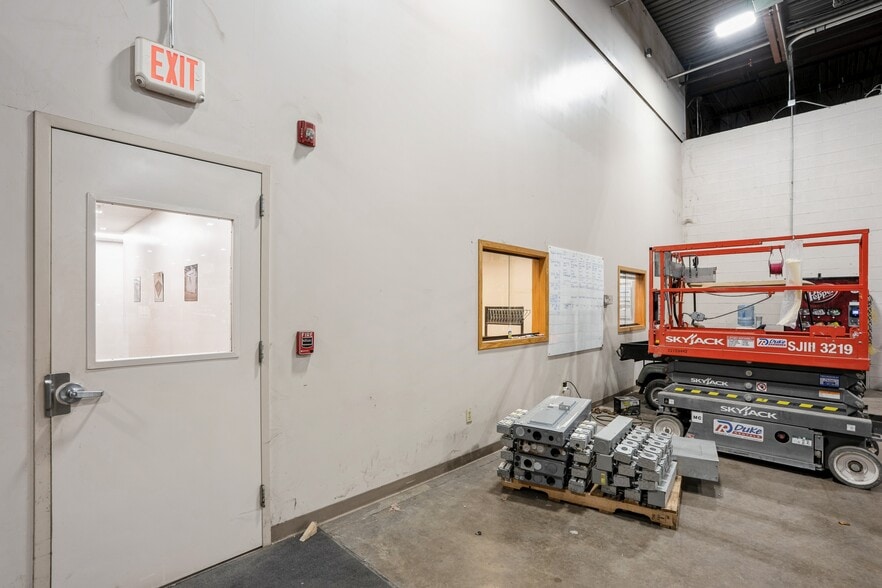 More Photos Of 2301 Fleur Dr, Des Moines Warehouse For Sale