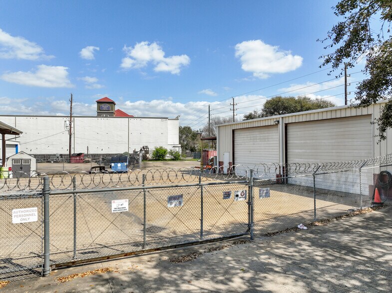 More Photos Of 115 Cinnamon Dr, Katy Flex For Lease