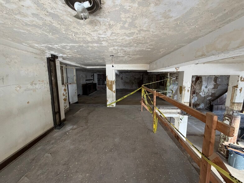 More Photos Of 23 Public Sq, Shelbyville Office For Sale