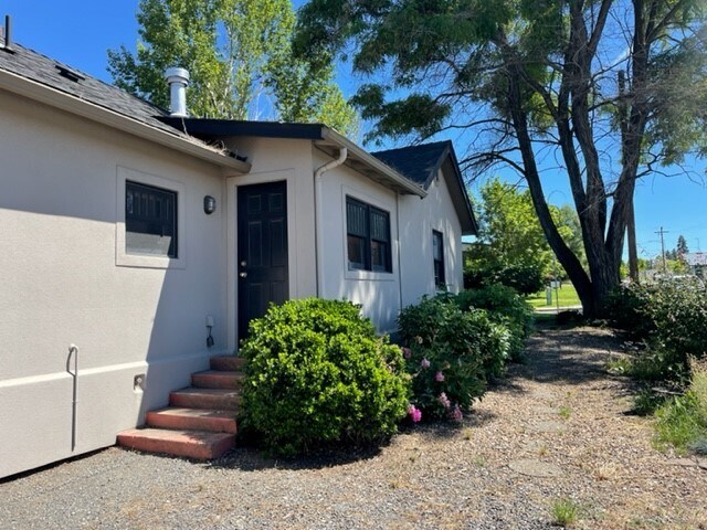 More Photos Of 208 SE Vine Ln, Bend Office For Lease
